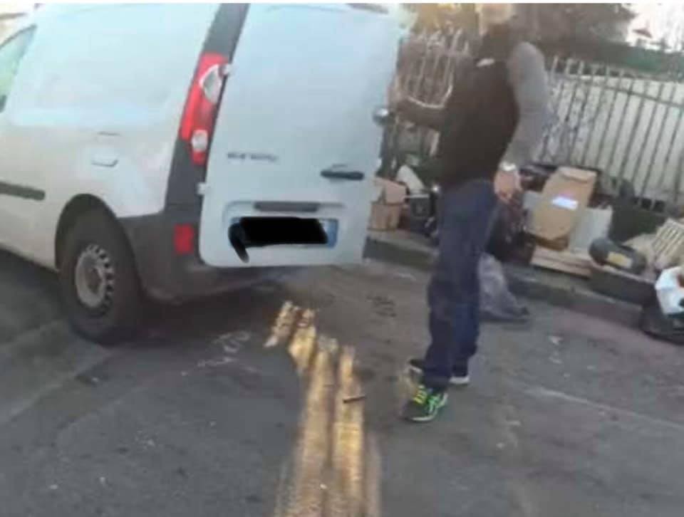 Sesto - Polizia Locale sanziona un incivile, per scarico abusivo. 