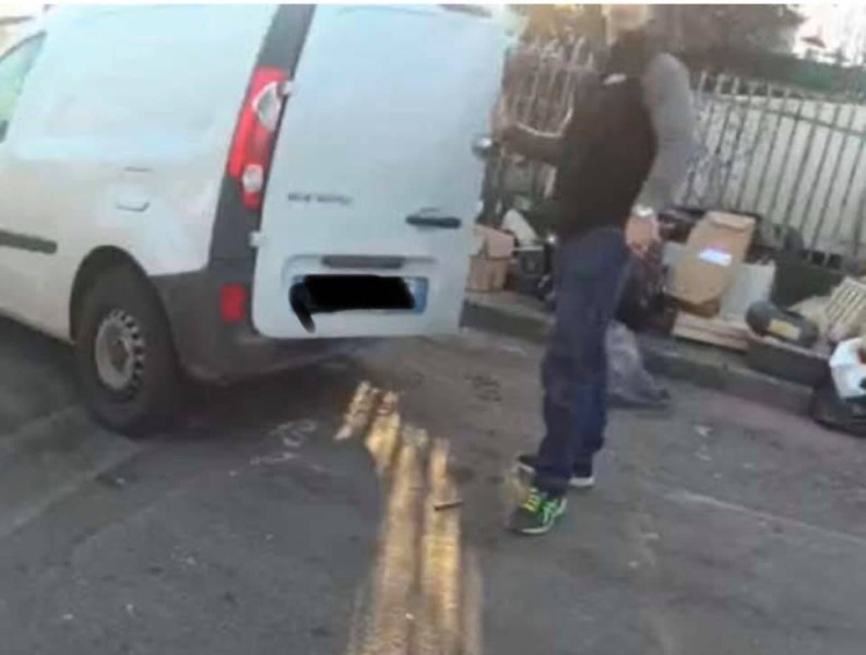 Sesto - Polizia Locale sanziona un incivile, per scarico abusivo. 