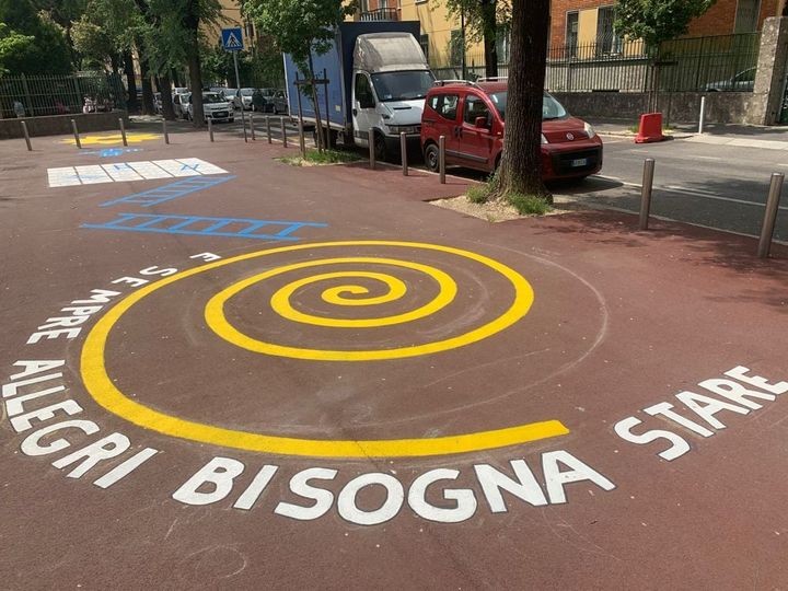 Sesto - il marciapiede della scuola Dante si trasforma in un percorso di gioco su strada!