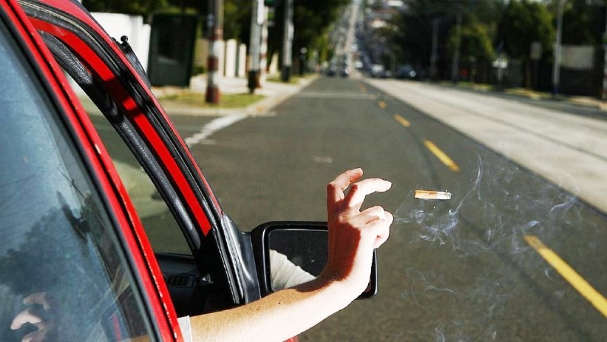 Ambiente - 7 Gennaio 2020 - Multe fino a 400 euro per chi getta rifiuti dal finestrino dell'auto