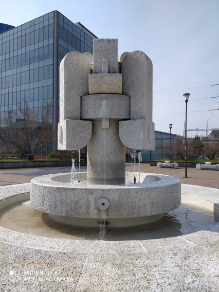Sesto - FONTANA RIQUALIFICATA IN PIAZZA MONTANELLI