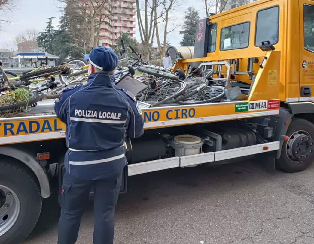 Cinisello - POLIZIA LOCALE IMPEGNATA NELLA RIMOZIONE DI BICICLETTE E MOTOCICLI ABBANDONATI