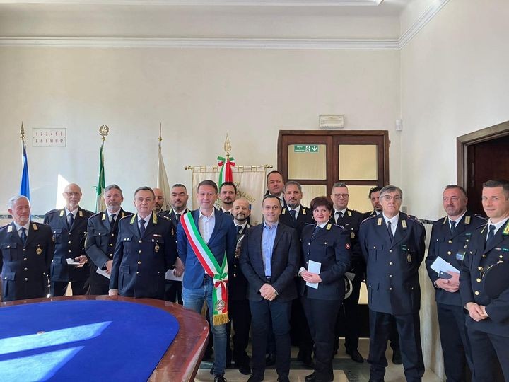 Sesto - Consegnate in Comune a 15 agenti della Polizia locale le onorificenze per l’anzianità di servizio