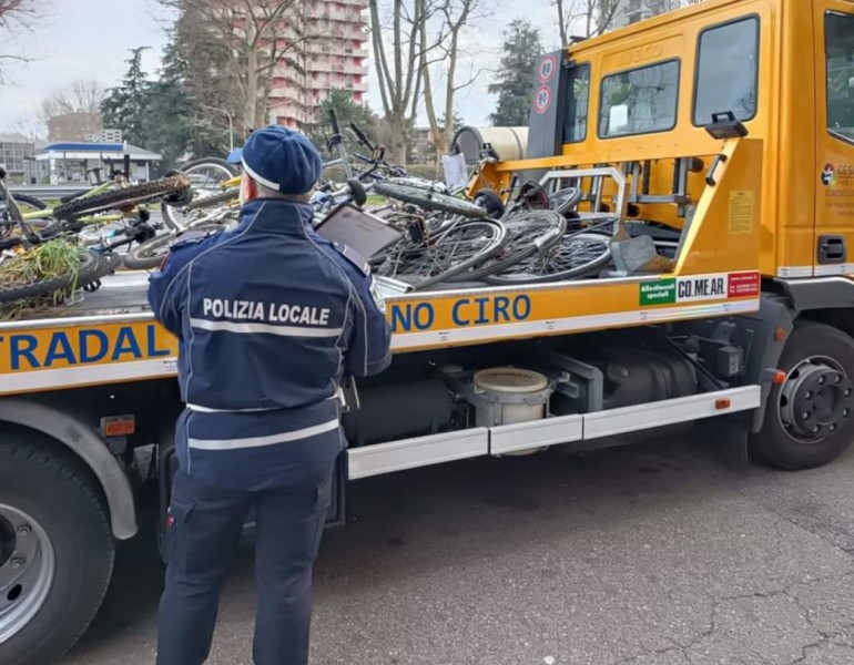 Cinisello - POLIZIA LOCALE IMPEGNATA NELLA RIMOZIONE DI BICICLETTE E MOTOCICLI ABBANDONATI