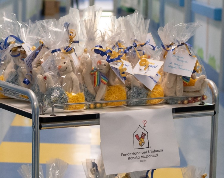 CONSEGNATI I DONI PASQUALI AI PICCOLI OSPITI DEI REPARTI DI PEDIATRIA