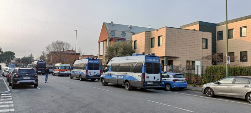 Sesto - Sgomberata la casa rossa rossa di via Sacco e Vanzetti, occupata dal 2016.