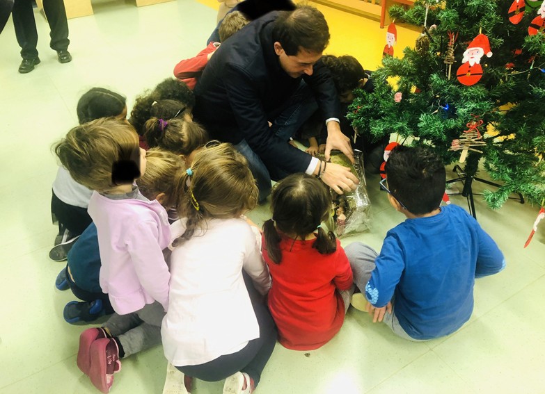 Sesto - Sindaco Di Stefano consegna Presepi nelle scuole