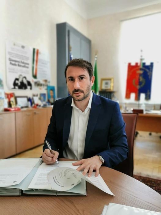 Cinisello - chiusura dello spazio circostante il Centro culturale Pertini