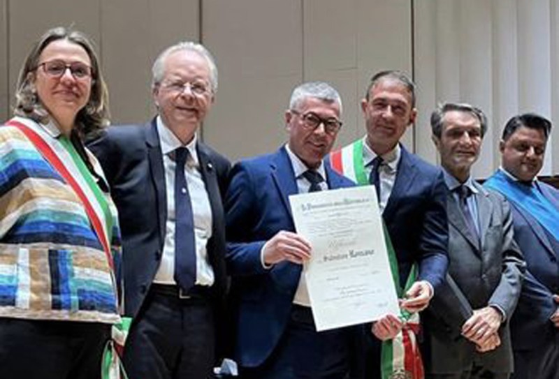 Sesto - SALVATORE ROMANO, Vice Presidente del Consiglio Comunale di Sesto San Giovanni; ritira il diploma di Ufficiale al Merito della Repubblica Italiana.