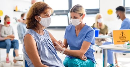 Piano Vaccinale per la fascia 60 - 64 si prenota dalla mezzanotte di oggi