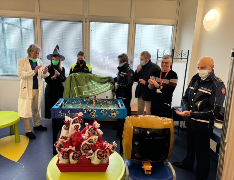 OGGI LA BEFANA HA PORTATO UN CALCIO BALILLA E LE CALZE PIENE DI DONI AI PICCOLI PAZIENTI DELLA PEDIATRIA DELL'OSPEDALE DI SESTO SAN GIOVANNI