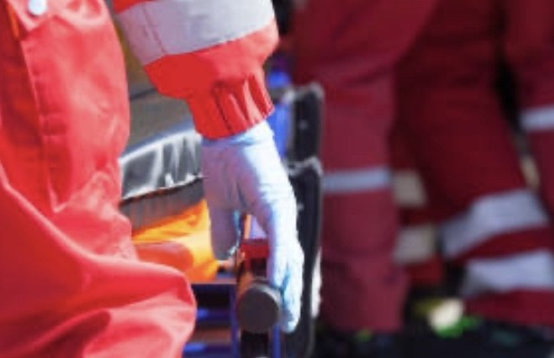 Sesto - Grave 71 enne che è precipitato dal tetto di un capannone in via Di Vittorio.