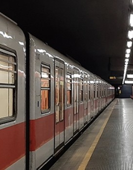 Sesto - 52 enne: tentato suicidio gettandosi sotto il treno alla stazione metro di Sesto Rondò, il macchinista riesce a frenare in tempo.