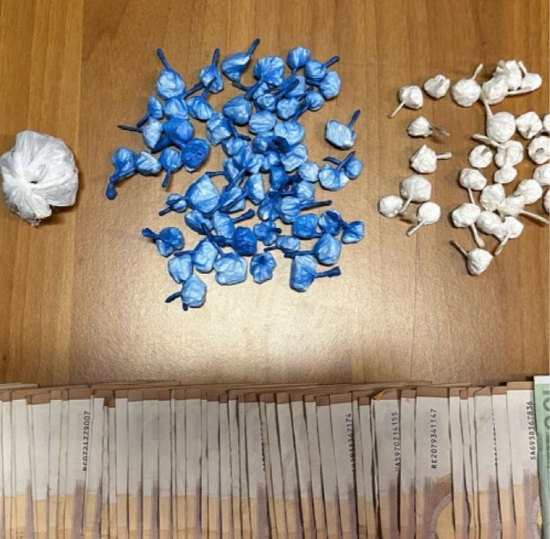 Sesto - Arrestato dalla Polizia spacciatore: sequestrato cocaina, hashish e oltre 3000 euro in contanti.