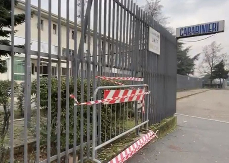 Sesto - con un furgone sfonda la cinta dei carabinieri