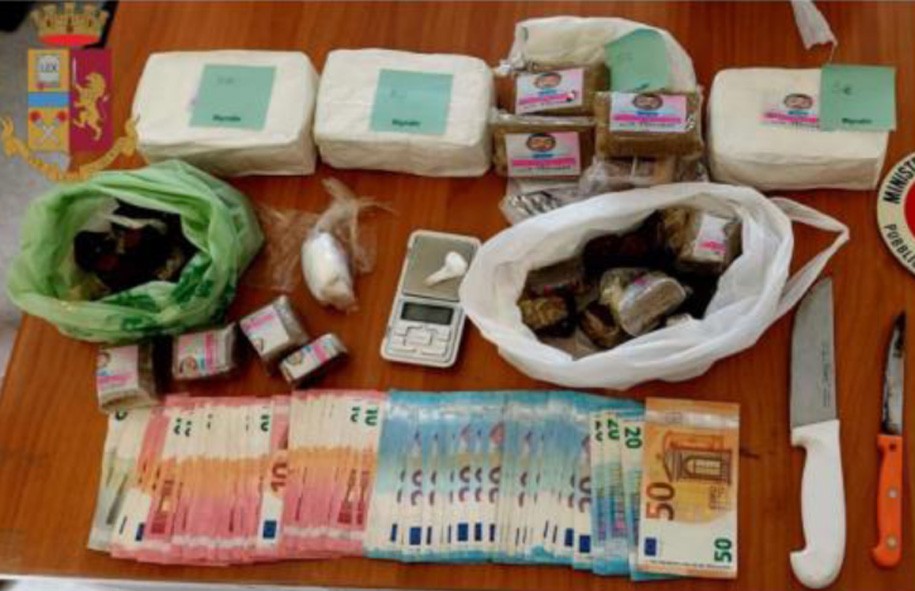 Sesto - Pusher, fermati per spaccio: minacciano gli agenti della Polizia con un coltello; sequestrati 5 chili di droga