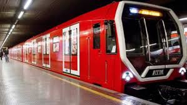 Sesto - Donna finisce sui binari della metro a Sesto Rondò, se la cava con qualche escoriazione