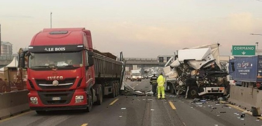 Scontro tra furgoni e camion tra Cormano e Sesto, autostrada paralizzata per ore