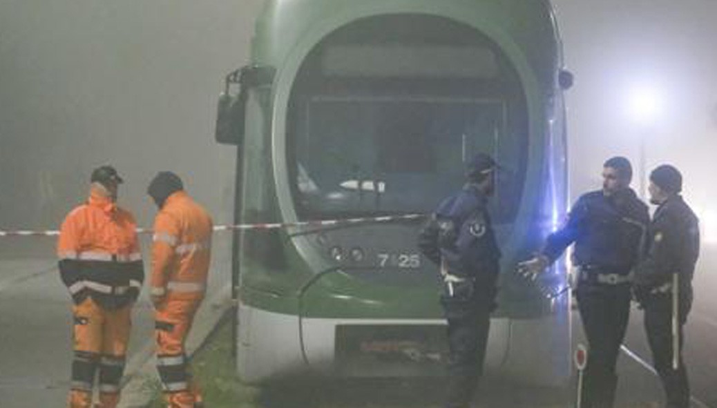 Investito finisce sotto il tram - morto sul colpo 45enne