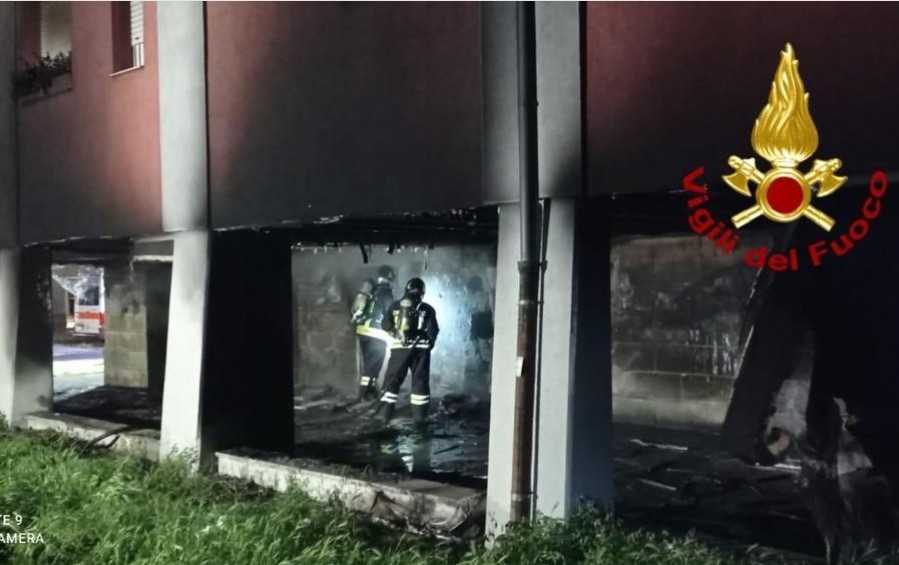 Sesto - Incendio nel locale rifiuti di una palazzina nel quartiere Cascina Gatti.