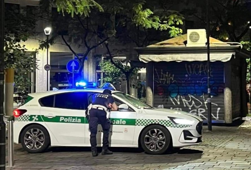 Sesto - Polizia Locale ferma ed arresta spacciatore in piazza Trento e Trieste.
