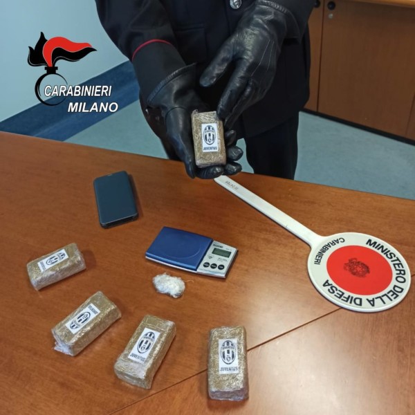 Cologno Monzese - Uomo arrestato per possesso di hashish mascherato con stemma della Juventu