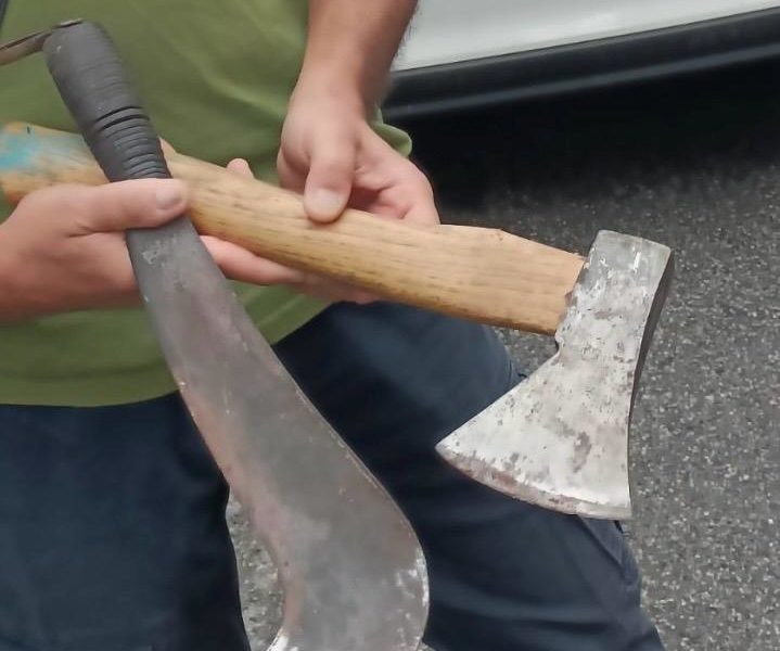 Sesto - Sgombero in via Giusti, identificati 8 stranieri irregolari: recuperati un'ascia e un machete