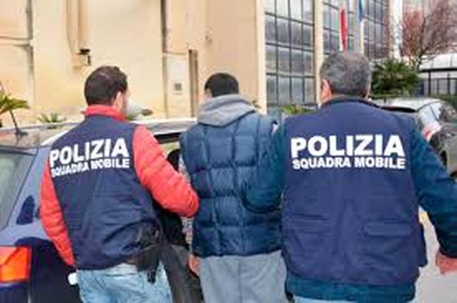 Sesto - Spacciatore dimentica le chiavi, gli agenti entrano in casa dalla finestra con l’autoscala.