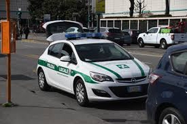 Sesto - POLIZIA LOCALE, IN DOTAZIONE UN NUOVO DEFIBRILLATORE