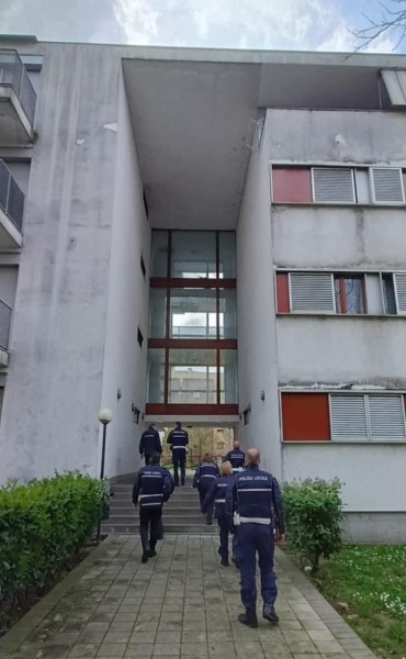 SESTO - MAXI PATTUGLIONE IN VIA MARZABOTTO DELLA POLIZIA LOCALE, NELLE CASE POPOLARI TRA SPACCIO,AUTO CANNIBALIZZATE E RESIDENTI FANTASMA.