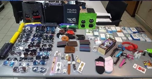 Sesto - Pattuglione della Polizia Locale e sequestrata merce contraffatta