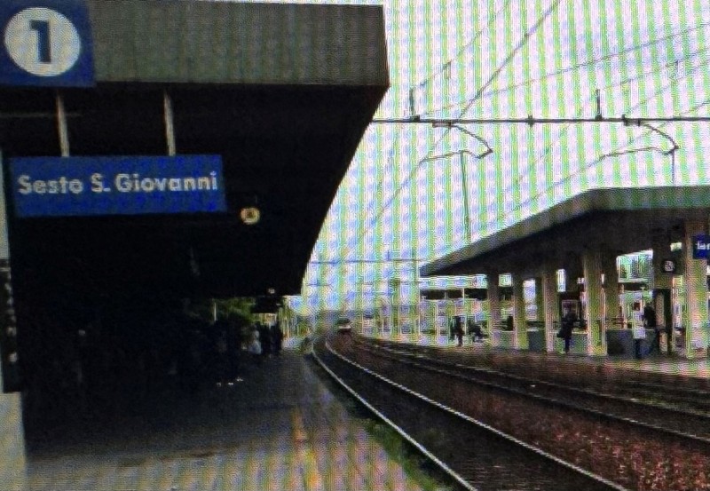 Vicino alla Stazione ferroviaria di Sesto San Giovanni, un 17enne è stato rapinato sotto la minaccia di un macete da un 24enne arrestato poi dai Carabinieri.
