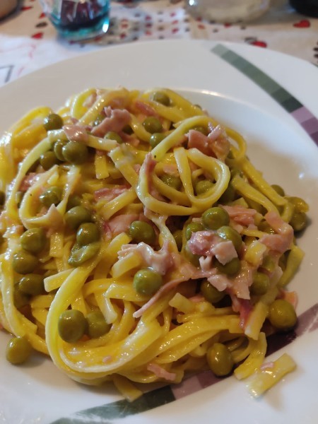 Tagliatelle con cotto piselli e crema di pecorino