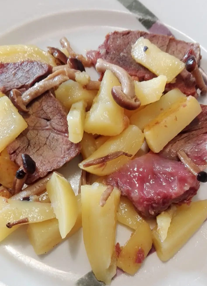 IN CUCINA CON ARSELIO: Bollito ripassato con patate e pioppini