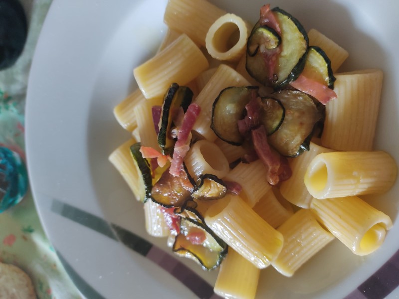 IN CUCINA CON ARSELIO: Mezze maniche con zucchine e speck