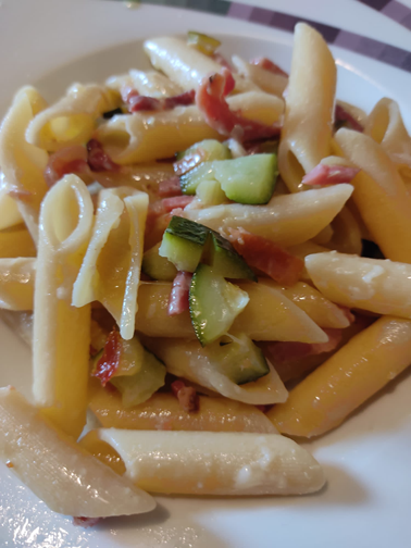 IN CUCINA CON ARSELIO: Penne con zucchine e speck