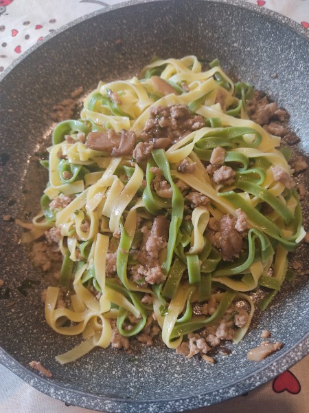 IN CUCINA CON ARSELIO -  Ricetta:  Paglia e Fieno con salsiccia e Funghi x 2