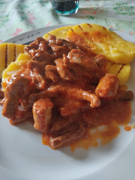 IN CUCINA CON ARSELIO: Straccetti di vitellone e salsiccia, al sugo con polenta