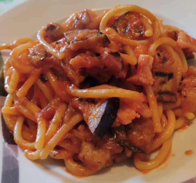 IN CUCINA CON ARSELIO: Spaghettoni con melanzane e guanciale