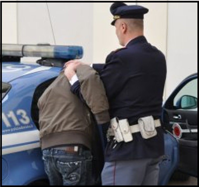 Tenta di aggredire la ex sfondando una porta, arrestato